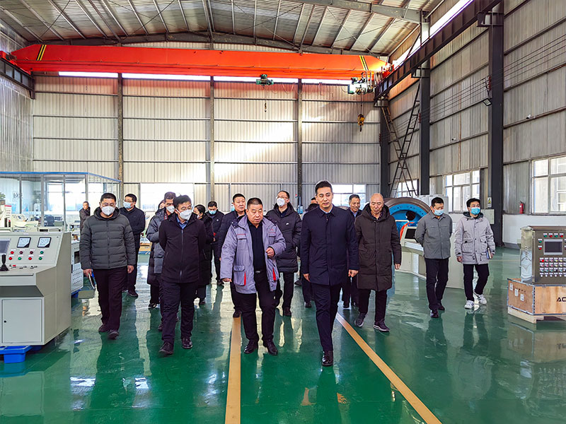關(guān)越區(qū)長在雙民公司調(diào)研1.jpg