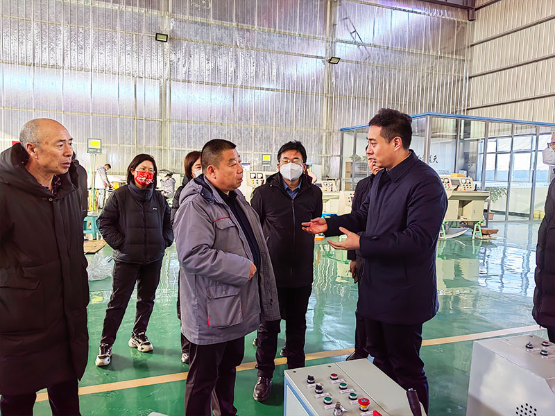 關(guān)越區(qū)長在雙民公司調(diào)研4.jpg
